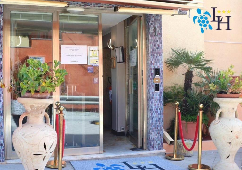 Lora Hotel 3*