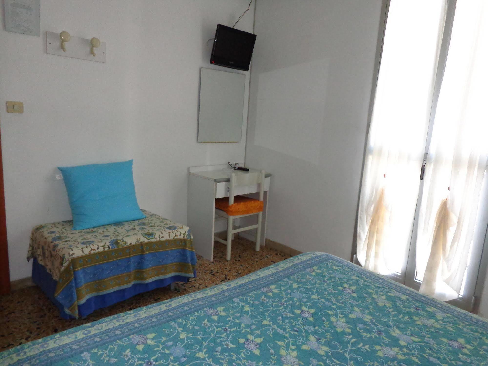 Lora Hotel